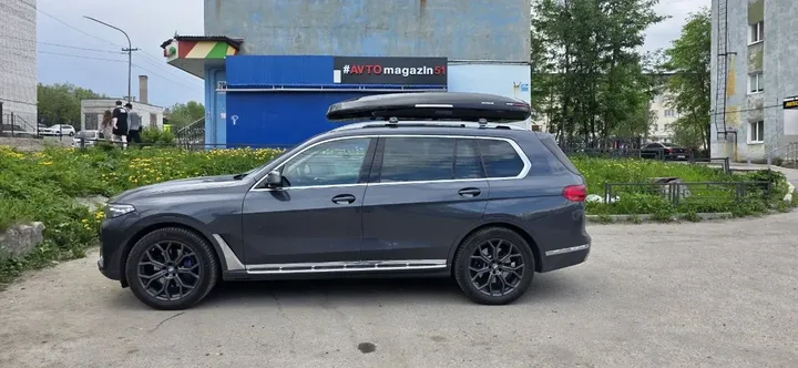 Чёрный автобокс ENROAD Nomadix Pro XXL Slim 450-E на BMW X7 — общий вид автомобиля с установленным автобоксом