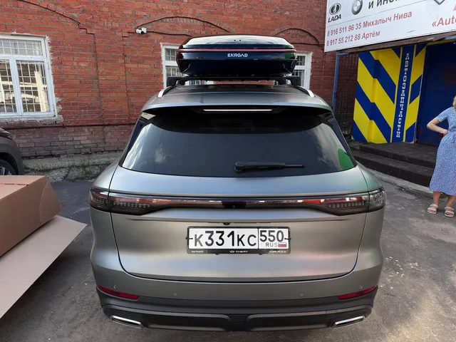 Автобокс для CheryAuto Tiggo 8 — ENROAD Nomadix Pro XL Slim 400, цвет «Чёрный» — вид автомобиля с установленным автобоксом