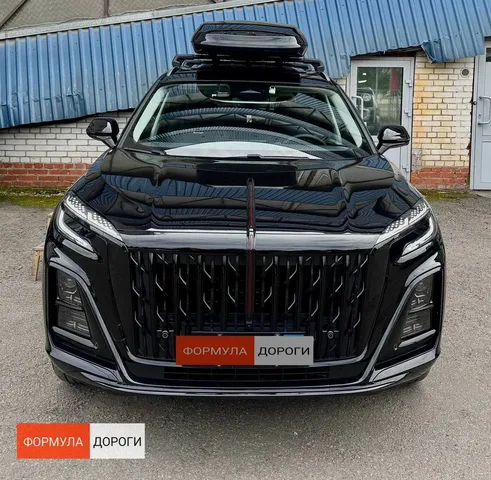 Чёрный автобокс ENROAD Nomadix Pro XL Slim 400-E на Hongqi HS3 — вид автомобиля с установленным автобоксом, другой ракурс