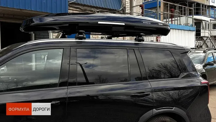 ENROAD на Gac GS8: автобокс ENROAD Nomadix Pro XXL Slim-450, цвет «Чёрный» — дополнительный ракурс автомобиля с установленным автобоксом