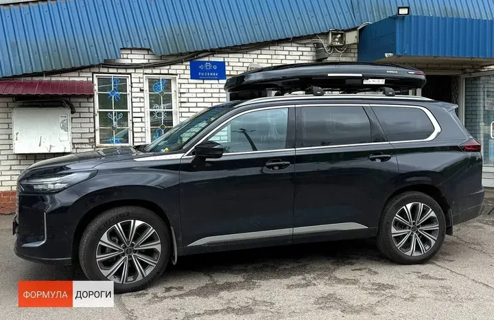 Чёрный автобокс ENROAD Nomadix Pro XXL Slim 450-E на Exeed VX — общий вид автомобиля с установленным автобоксом