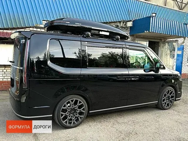 ENROAD на Honda STEPWGN: автобокс ENROAD Nomadix Pro XL Slim 400-E, цвет «Чёрный» — дополнительный ракурс автомобиля с установленным автобоксом