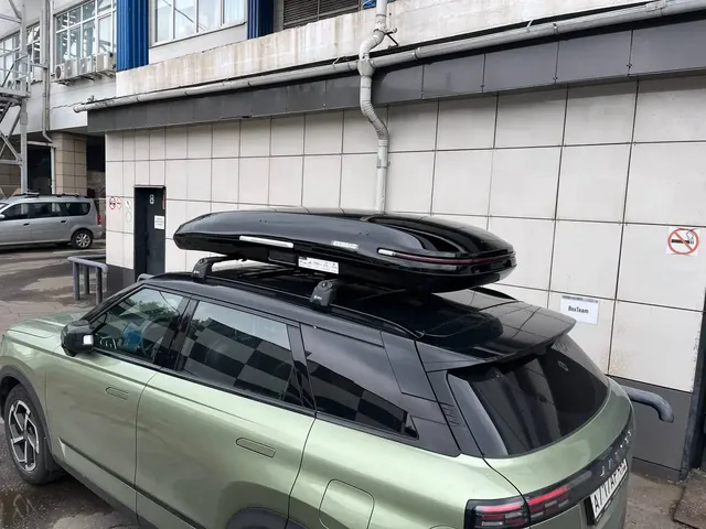 Чёрный автобокс ENROAD Nomadix Pro XL Slim 400 на AITO M7 — общий вид автомобиля с установленным автобоксом