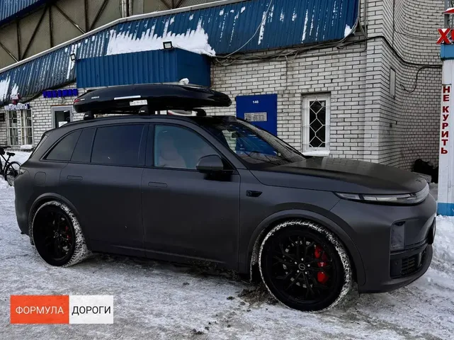 ENROAD на Lixiang L7: автобокс ENROAD Nomadix Pro XL Slim 400, цвет «Чёрный» — дополнительный ракурс автомобиля с установленным автобоксом