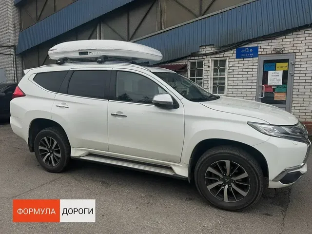 ENROAD на Mitsubishi Pajero Sport: автобокс ENROAD Nomadix Pro XL Slim 400-E, цвет «Белый» — дополнительный ракурс автомобиля с установленным автобоксом