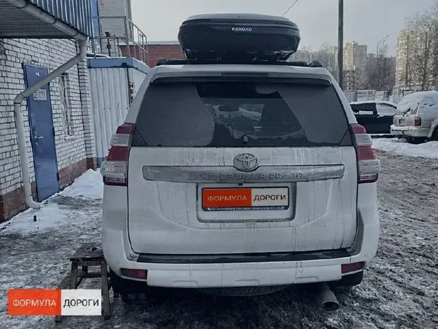 ENROAD на Toyota Land Cruiser Prado 150: автобокс ENROAD Nomadix Pro XL Slim 400, цвет «Чёрный» — дополнительный ракурс автомобиля с установленным автобоксом