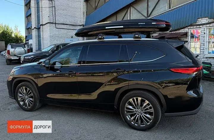 Чёрный автобокс ENROAD Nomadix Pro XXL Slim 450-E на Toyota Highlander — общий вид автомобиля с установленным автобоксом