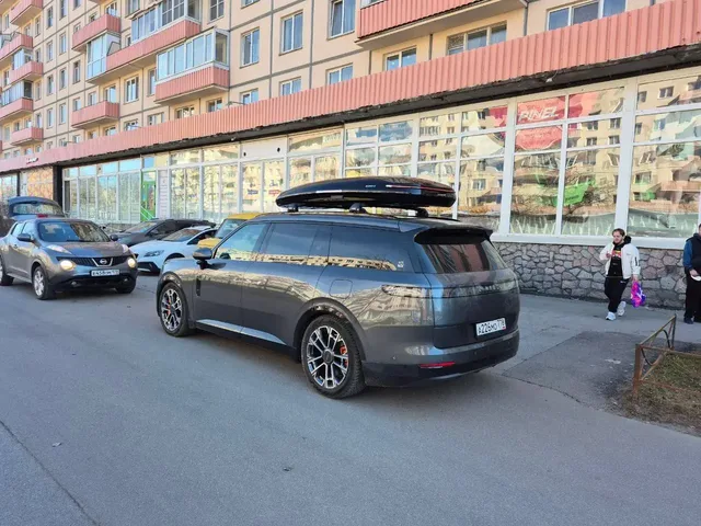 Бокс на крышу ENROAD Nomadix Pro XXL Slim-450 для LYNK & CO 900, цвет «Чёрный» — общий ракурс автомобиля с установленным автобоксом