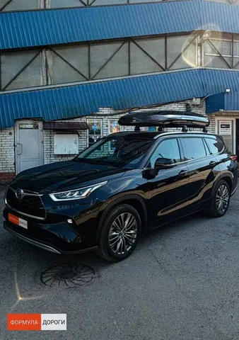 Бокс на крышу ENROAD Nomadix Pro XXL Slim 450-E для Toyota Highlander, цвет «Чёрный» — общий ракурс автомобиля с установленным автобоксом