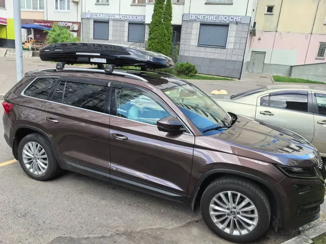 ENROAD на Škoda Kodiaq: автобокс ENROAD Nomadix Pro XL Slim 400, цвет «Чёрный» — дополнительный ракурс автомобиля с установленным автобоксом