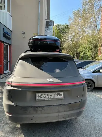 ENROAD на Lixiang L9: автобокс ENROAD Nomadix Pro XXL 600-E, цвет «Чёрный» — дополнительный ракурс автомобиля с установленным автобоксом