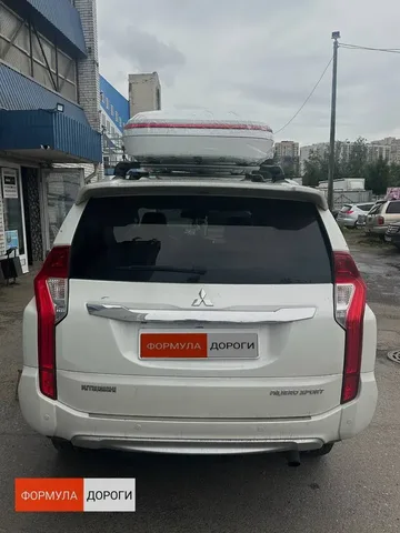 Автобокс для Mitsubishi Pajero Sport — ENROAD Nomadix Pro XL Slim 400-E, цвет «Белый» — вид автомобиля с установленным автобоксом