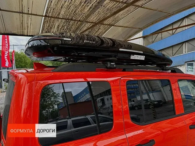 Бокс на крышу ENROAD Nomadix Pro XXL Slim-450 для Tank 300, цвет «Чёрный» — общий ракурс автомобиля с установленным автобоксом