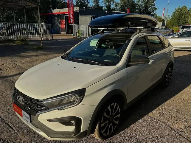 Бокс на крышу ENROAD Nomadix Pro XL Slim 400-E для Lada VESTA SW, цвет «Чёрный» — общий ракурс автомобиля с установленным автобоксом