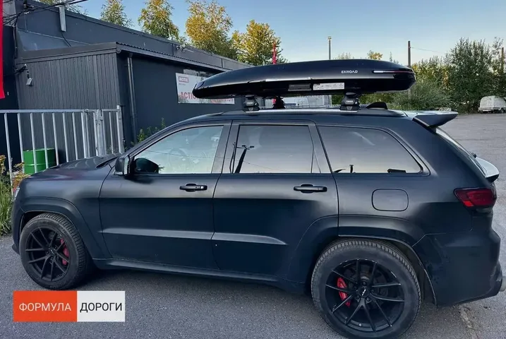 Чёрный автобокс ENROAD Nomadix Pro XL Slim 400 на Jeep Grand Cherokee — общий вид автомобиля с установленным автобоксом