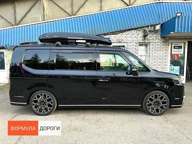 Чёрный автобокс ENROAD Nomadix Pro XL Slim 400-E на Honda STEPWGN — общий вид автомобиля с установленным автобоксом