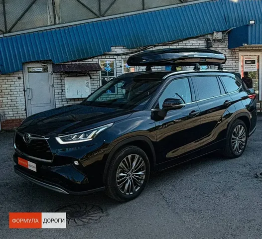 Чёрный автобокс ENROAD Nomadix Pro XXL Slim 450-E на Toyota Highlander — вид автомобиля с установленным автобоксом, другой ракурс