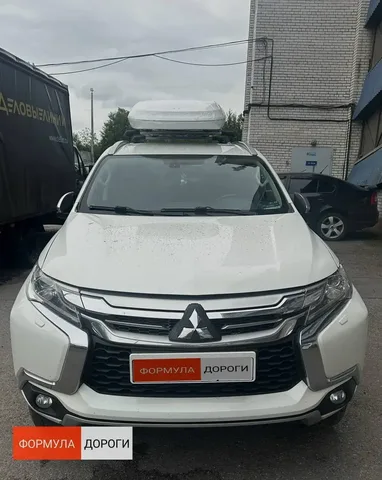 Белый автобокс ENROAD Nomadix Pro XL Slim 400-E на Mitsubishi Pajero Sport — вид автомобиля с установленным автобоксом, другой ракурс