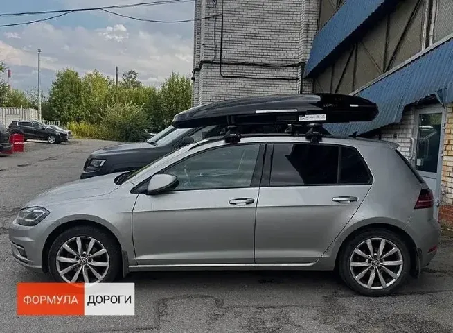 Бокс на крышу ENROAD Nomadix Pro XL Slim 400 для Volkswagen Golf, цвет «Чёрный» — общий ракурс автомобиля с установленным автобоксом
