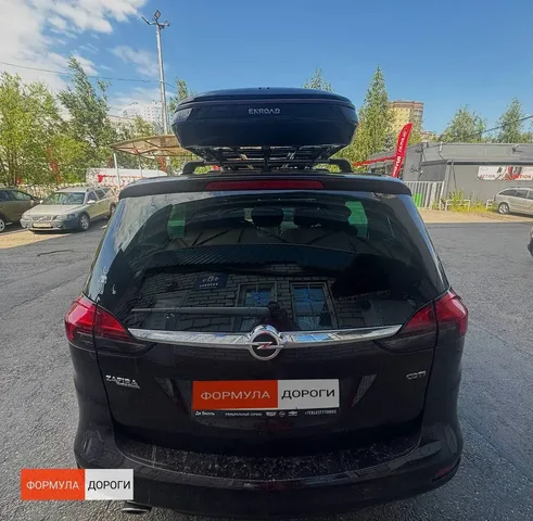 Чёрный автобокс ENROAD Nomadix Pro XXL Slim-450 на Opel Zafira Tourer C — вид автомобиля с установленным автобоксом, другой ракурс