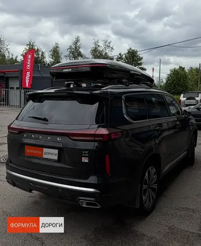 Автобокс для Exeed VX — ENROAD Nomadix Pro XXL Slim 450-E, цвет «Чёрный» — вид автомобиля с установленным автобоксом
