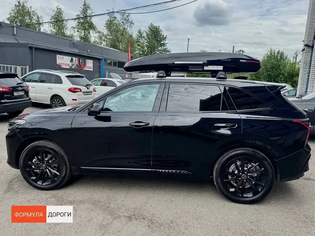 Чёрный автобокс ENROAD Nomadix Pro XL Slim 400-E на Hongqi HS3 — общий вид автомобиля с установленным автобоксом