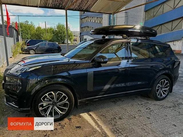 Чёрный автобокс ENROAD Nomadix Pro XL Slim 400-E на Nordcross 001 / Lynk & Co 09 — общий вид автомобиля с установленным автобоксом