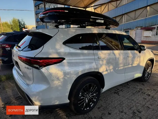 ENROAD на Toyota Highlander: автобокс ENROAD Nomadix Pro XXL Slim 450-E, цвет «Чёрный» — дополнительный ракурс автомобиля с установленным автобоксом