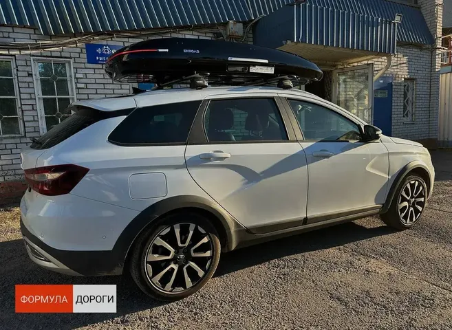 Чёрный автобокс ENROAD Nomadix Pro XL Slim 400-E на Lada VESTA SW — вид автомобиля с установленным автобоксом, другой ракурс
