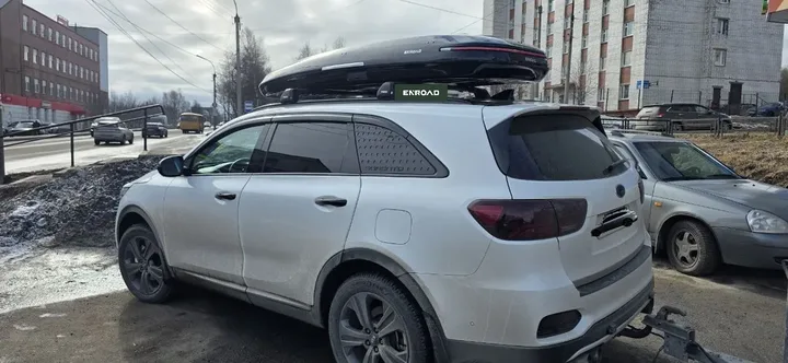 Автобокс для Kia Sorento Prime — ENROAD Nomadix Pro XXL Slim 450-E, цвет «Чёрный» — вид автомобиля с установленным автобоксом