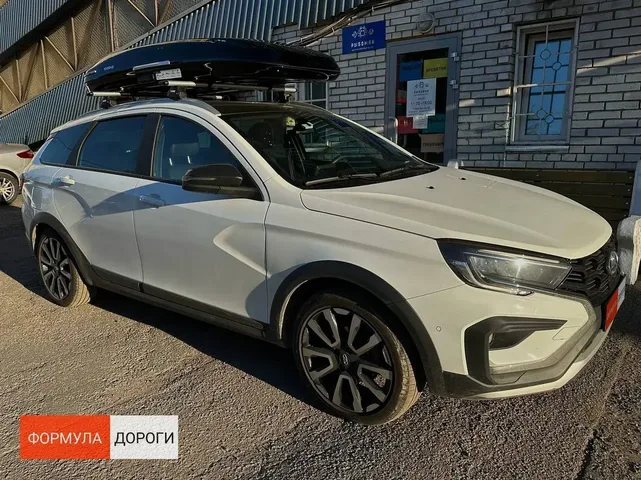 ENROAD на Lada VESTA SW: автобокс ENROAD Nomadix Pro XL Slim 400-E, цвет «Чёрный» — дополнительный ракурс автомобиля с установленным автобоксом