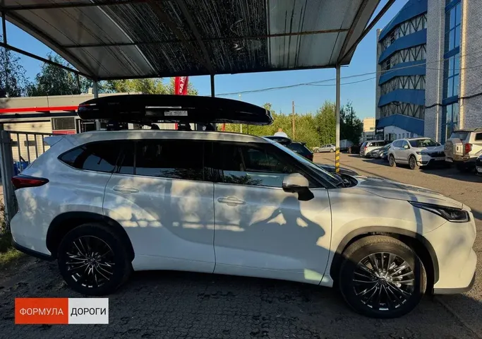 Бокс на крышу ENROAD Nomadix Pro XXL Slim 450-E для Toyota Highlander, цвет «Чёрный» — общий ракурс автомобиля с установленным автобоксом