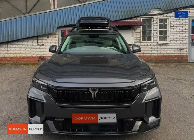 Чёрный автобокс ENROAD Nomadix Pro XL Slim 400 на Voyah FREE — вид автомобиля с установленным автобоксом, другой ракурс