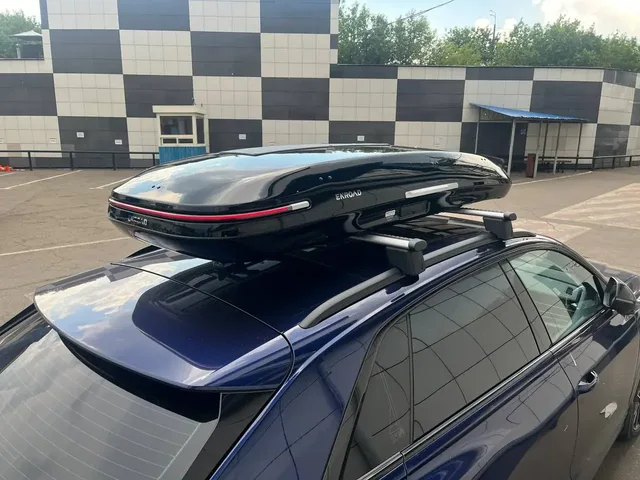 Чёрный автобокс ENROAD Nomadix Pro XL Slim 400-E на AITO M7 — вид автомобиля с установленным автобоксом, другой ракурс