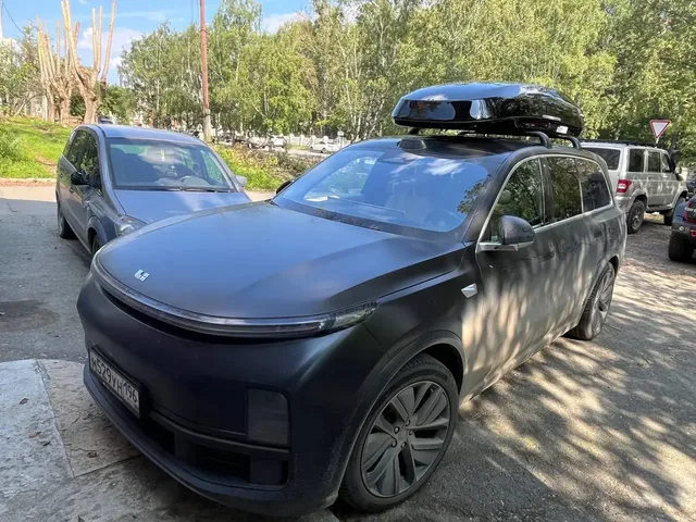Чёрный автобокс ENROAD Nomadix Pro XXL 600-E на Lixiang L9 — вид автомобиля с установленным автобоксом, другой ракурс