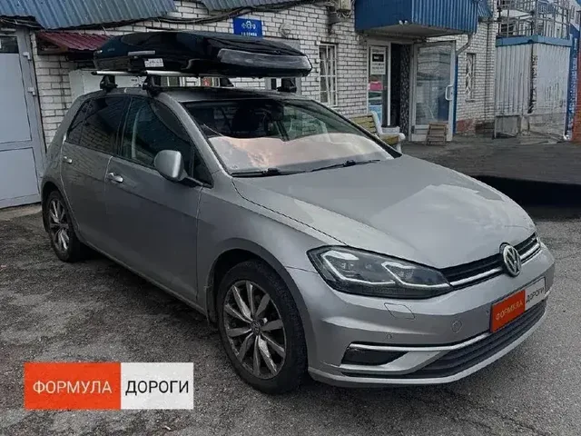 Автобокс для Volkswagen Golf — ENROAD Nomadix Pro XL Slim 400, цвет «Чёрный» — вид автомобиля с установленным автобоксом