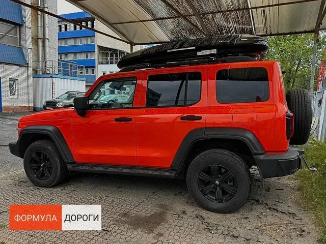Чёрный автобокс ENROAD Nomadix Pro XXL Slim-450 на Tank 300 — вид автомобиля с установленным автобоксом, другой ракурс