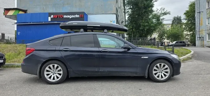 Чёрный автобокс ENROAD Nomadix Pro XXL Slim 450-E на BMW 3 Series — общий вид автомобиля с установленным автобоксом