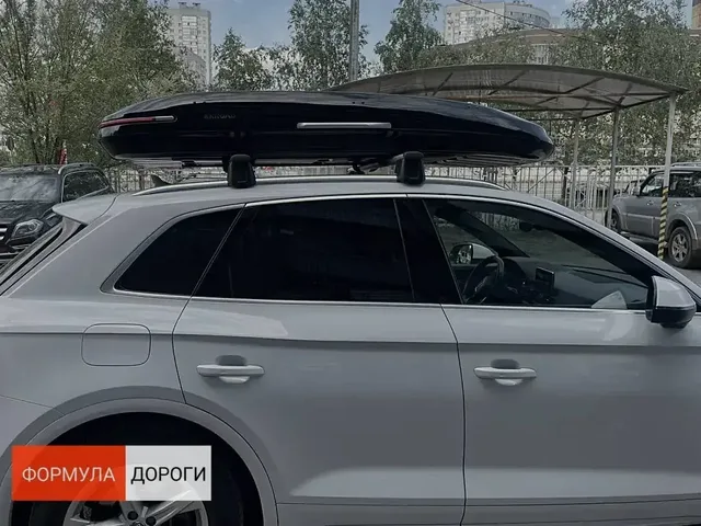 Бокс на крышу ENROAD Nomadix Pro XL Slim 400-E для Audi Q5, цвет «Чёрный» — общий ракурс автомобиля с установленным автобоксом