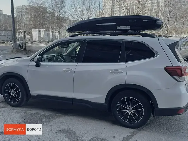 Чёрный автобокс ENROAD Nomadix Pro XL Slim 400 на Subaru Forester — вид автомобиля с установленным автобоксом, другой ракурс