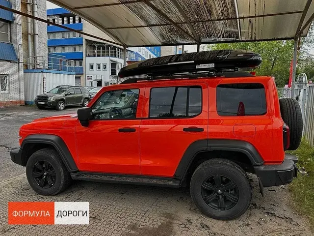 Чёрный автобокс ENROAD Nomadix Pro XXL Slim-450 на Tank 300 — общий вид автомобиля с установленным автобоксом