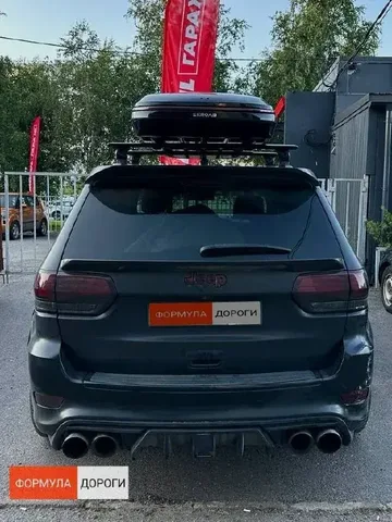 ENROAD на Jeep Grand Cherokee: автобокс ENROAD Nomadix Pro XL Slim 400, цвет «Чёрный» — дополнительный ракурс автомобиля с установленным автобоксом