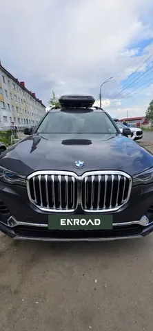 Чёрный автобокс ENROAD Nomadix Pro XXL Slim 450-E на BMW X7 — вид автомобиля с установленным автобоксом, другой ракурс