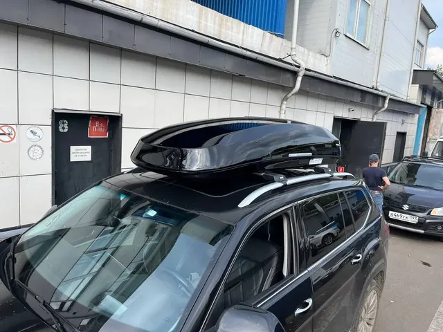ENROAD на Volkswagen T-Roc: автобокс ENROAD Nomadix Pro XXL 600-E, цвет «Чёрный» — дополнительный ракурс автомобиля с установленным автобоксом