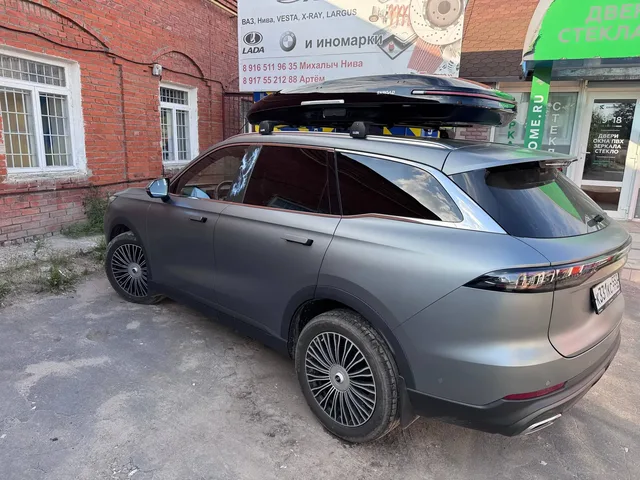 ENROAD на CheryAuto Tiggo 8: автобокс ENROAD Nomadix Pro XL Slim 400, цвет «Чёрный» — дополнительный ракурс автомобиля с установленным автобоксом