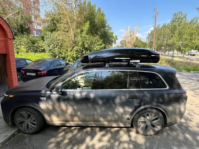 Чёрный автобокс ENROAD Nomadix Pro XXL 600-E на Lixiang L9 — общий вид автомобиля с установленным автобоксом
