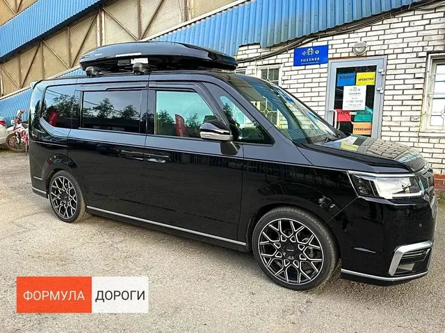 Бокс на крышу ENROAD Nomadix Pro XL Slim 400-E для Honda STEPWGN, цвет «Чёрный» — общий ракурс автомобиля с установленным автобоксом