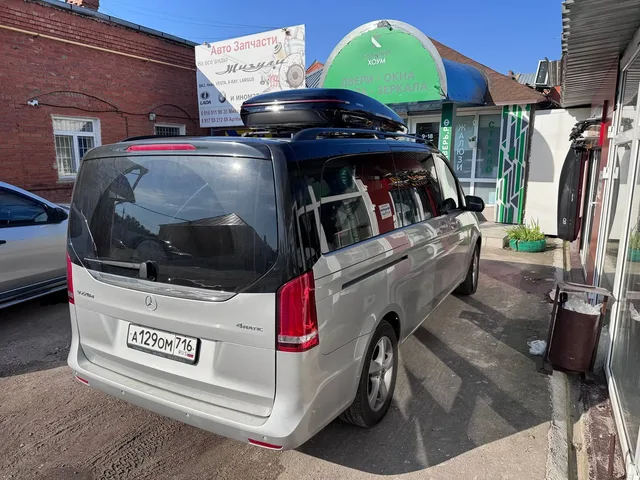Бокс на крышу ENROAD Nomadix Pro XL Slim 400 для Mercedes-Benz V-Class, цвет «Чёрный» — общий ракурс автомобиля с установленным автобоксом