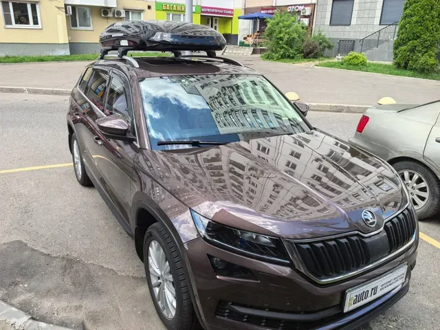 Автобокс для Škoda Kodiaq — ENROAD Nomadix Pro XL Slim 400, цвет «Чёрный» — вид автомобиля с установленным автобоксом