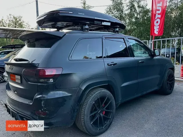 Автобокс для Jeep Grand Cherokee — ENROAD Nomadix Pro XL Slim 400, цвет «Чёрный» — вид автомобиля с установленным автобоксом